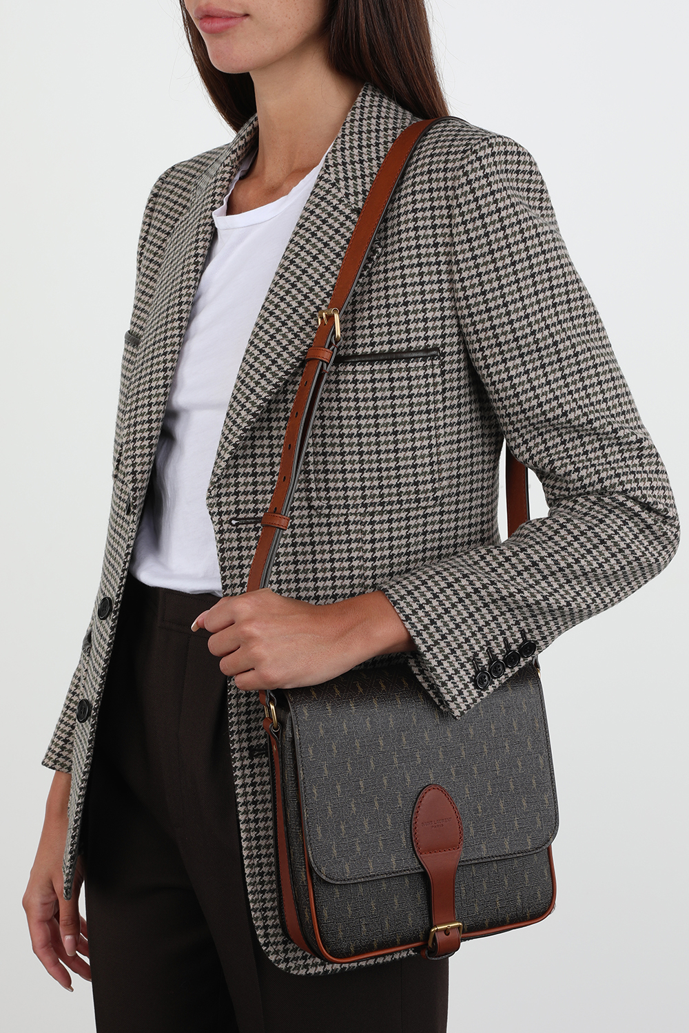 תמונת כל הלוק של תיק צד מונוגרמי מעור בצבע חום